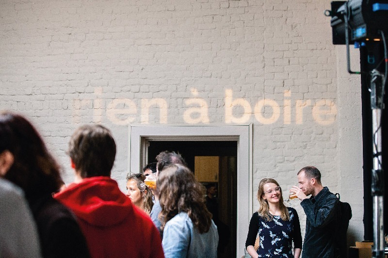 Verlichte letters boven de bar vormen de woorden 'rien à boire'