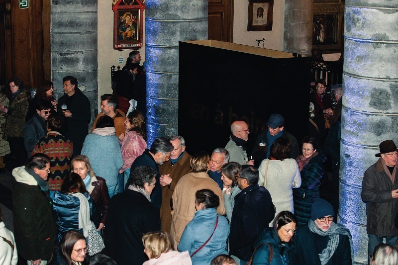 Les gens se rassemblent après le concert