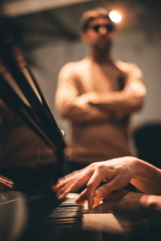 Close-up des mains de Bram De Looze sur le clavier du piano