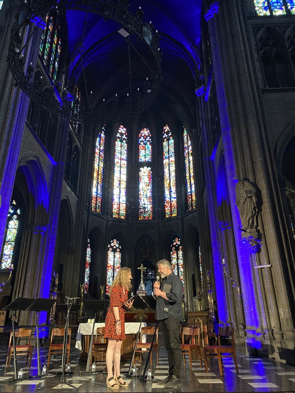 Vooraan in de kerk wordt tenor Tore Tom Denys geïnterviewd