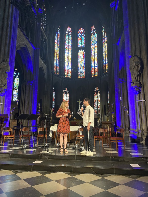 Vooraan in de kerk wordt Karl Meesters geïnterviewd.