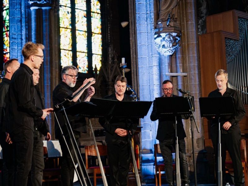 À l'avant de l'église, les sept membres de Dionysos Now! dirigés par le ténor Tore Tom Denys chantent