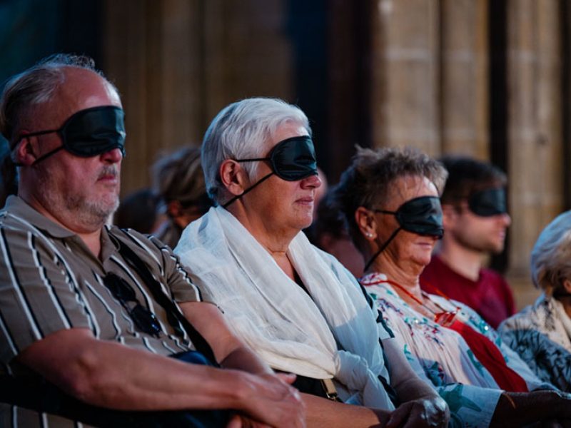 Pendant le concert, les personnes présentes dans l'église portent des masques pour les yeux afin de permettre à la musique de mieux pénétrer.