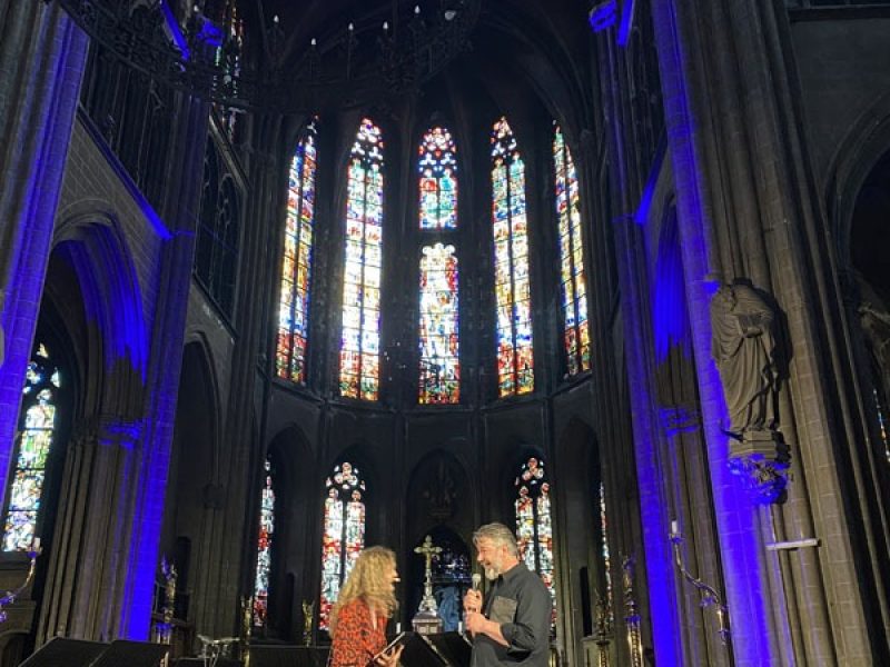 À l'avant de l'église le ténor Tore Tom Denys est interviewé