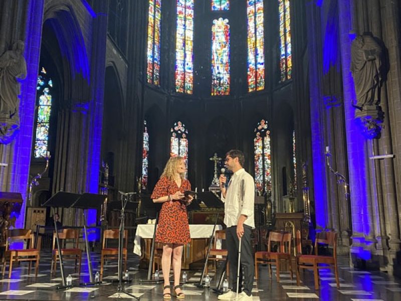 À l'avant de l'église Karl Meesters est interviewé